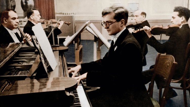 Dmitrij Sjostakovitsj spiller piano i en klaverkvintett.